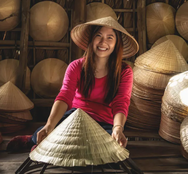 Topi kerucut dengan hiasan paillet